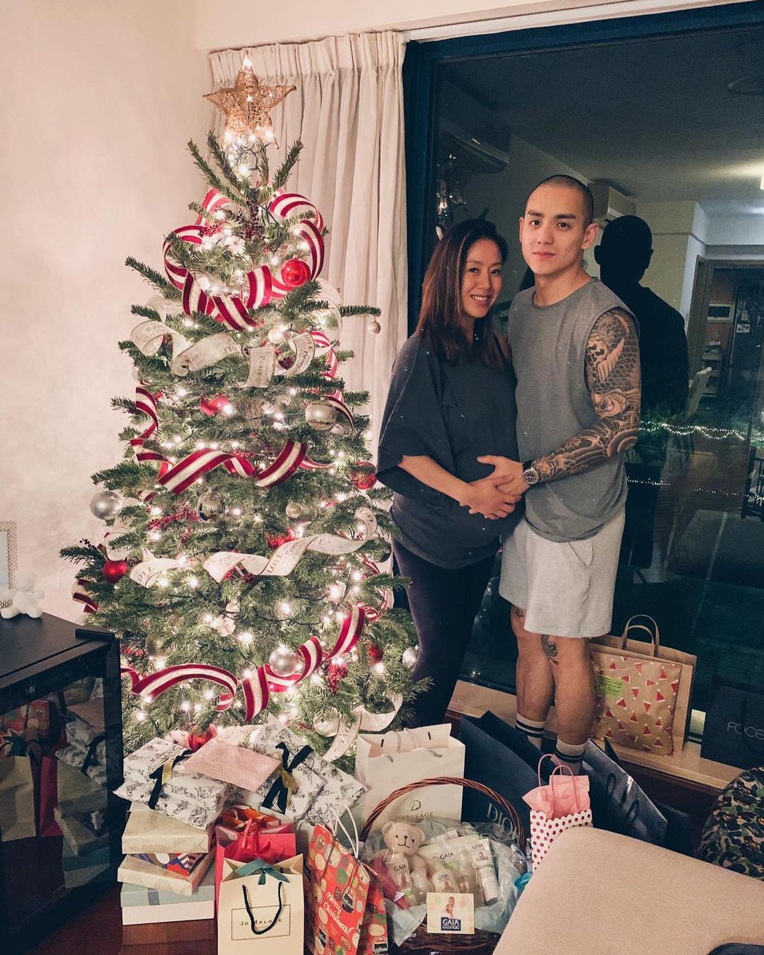 梁靖琪在家中客廳放了一棵高及人身的巨型聖誕樹。