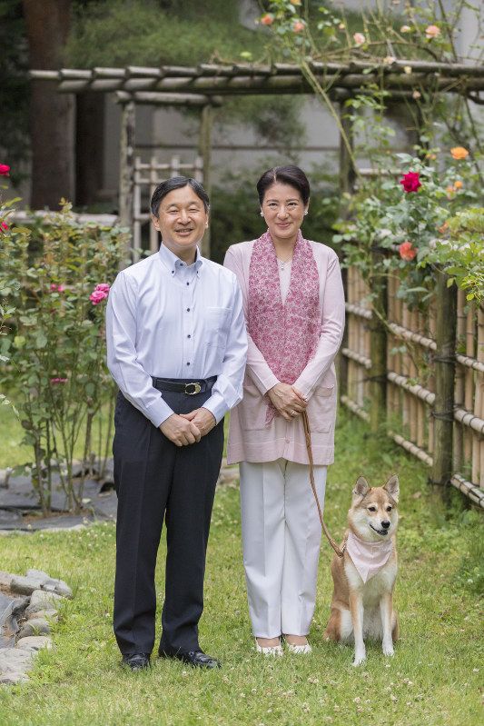 德仁天皇與雅子皇后及愛犬合照。