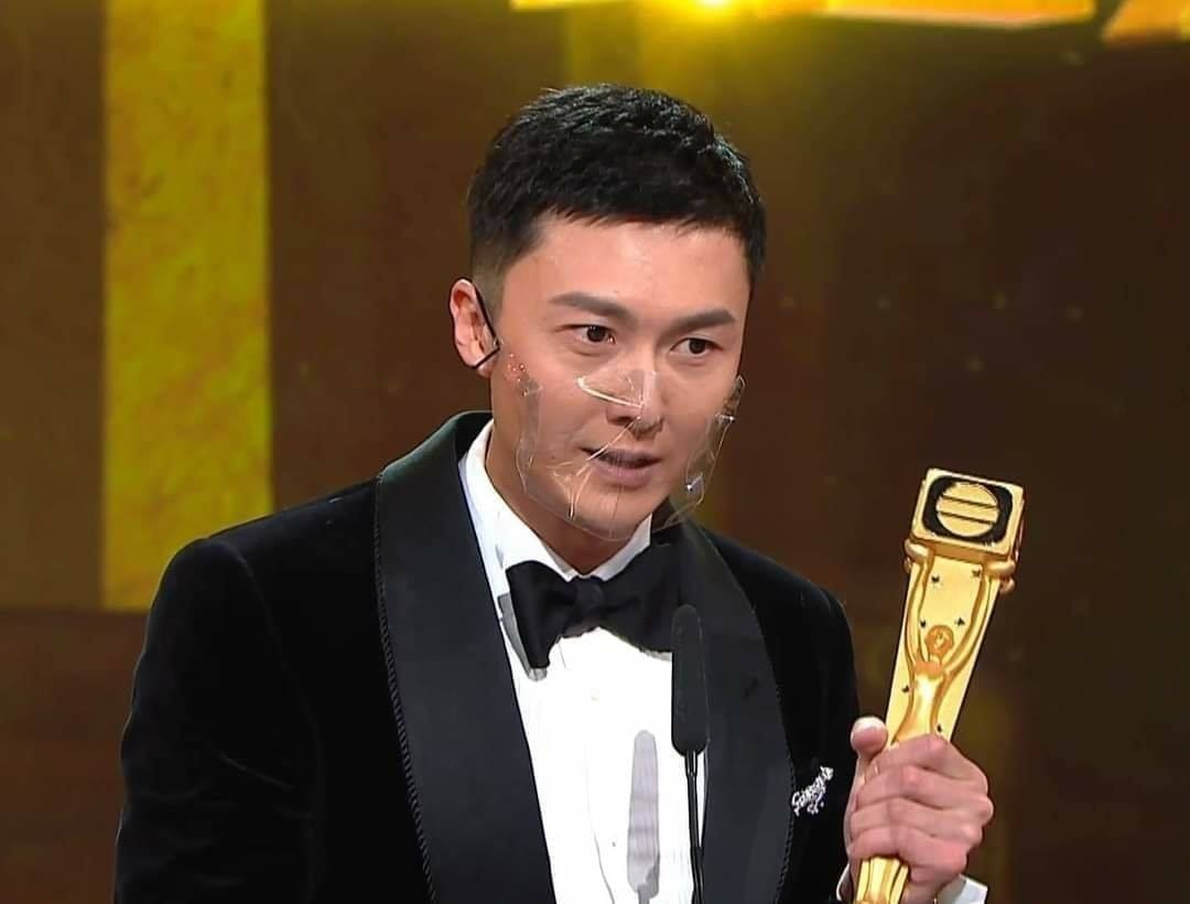 王浩信奪得視帝時在台上感激老婆陳自瑤悉心照顧女兒。