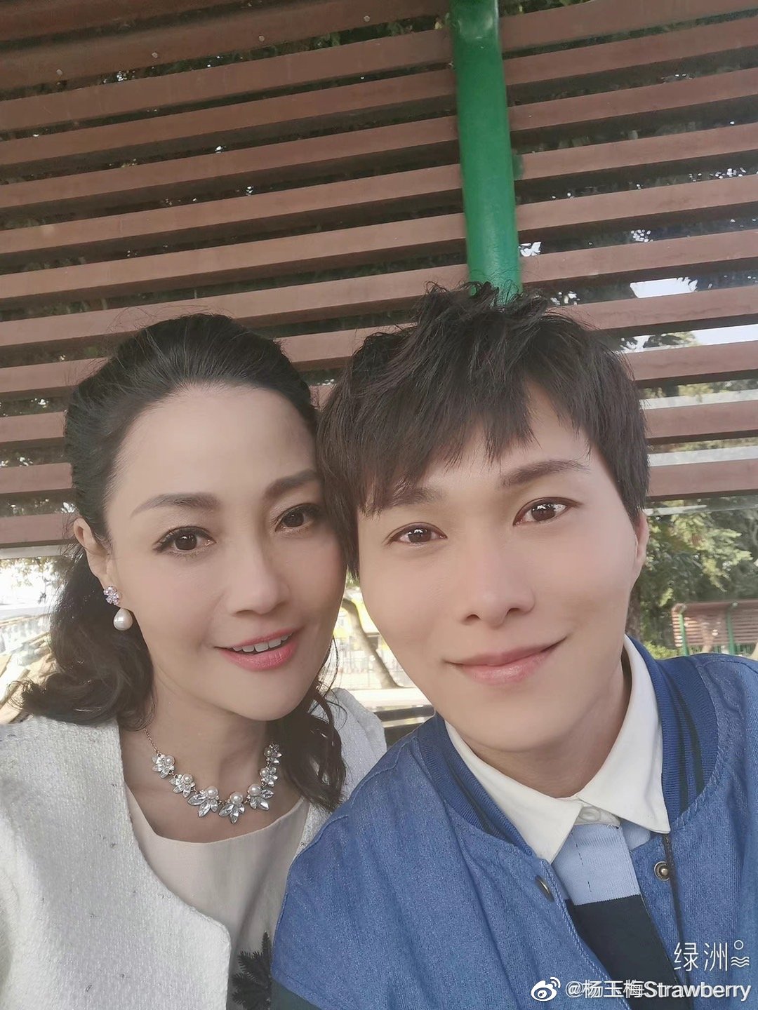 楊玉梅與胡鴻鈞扮演母子