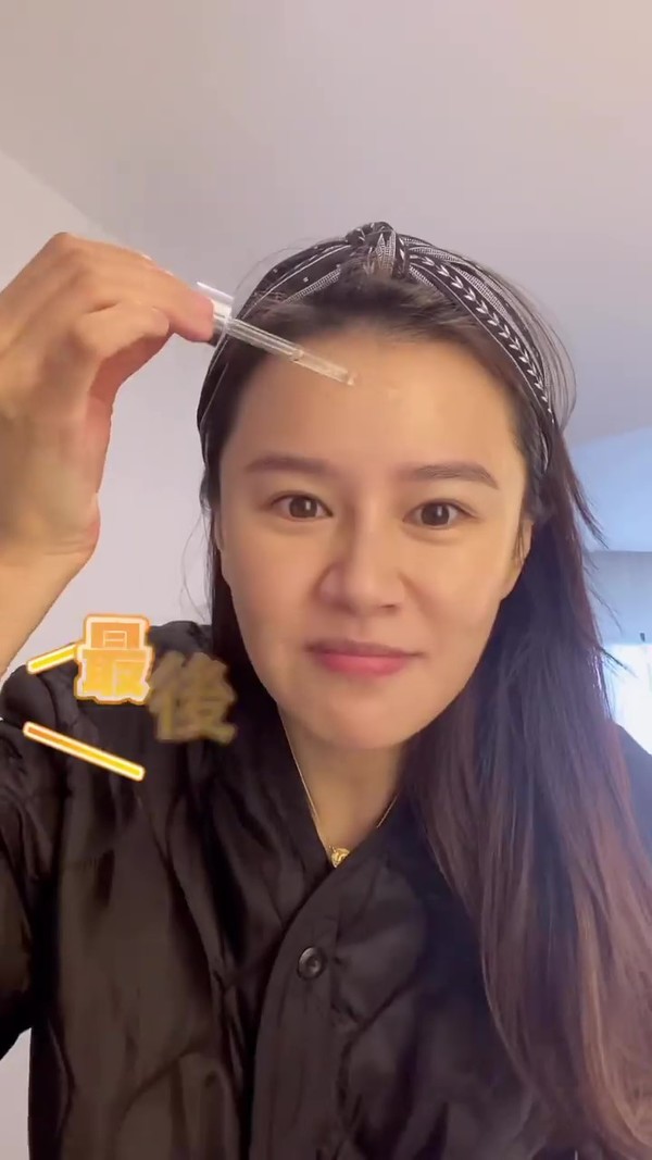 黃翠如拍片教化妝。