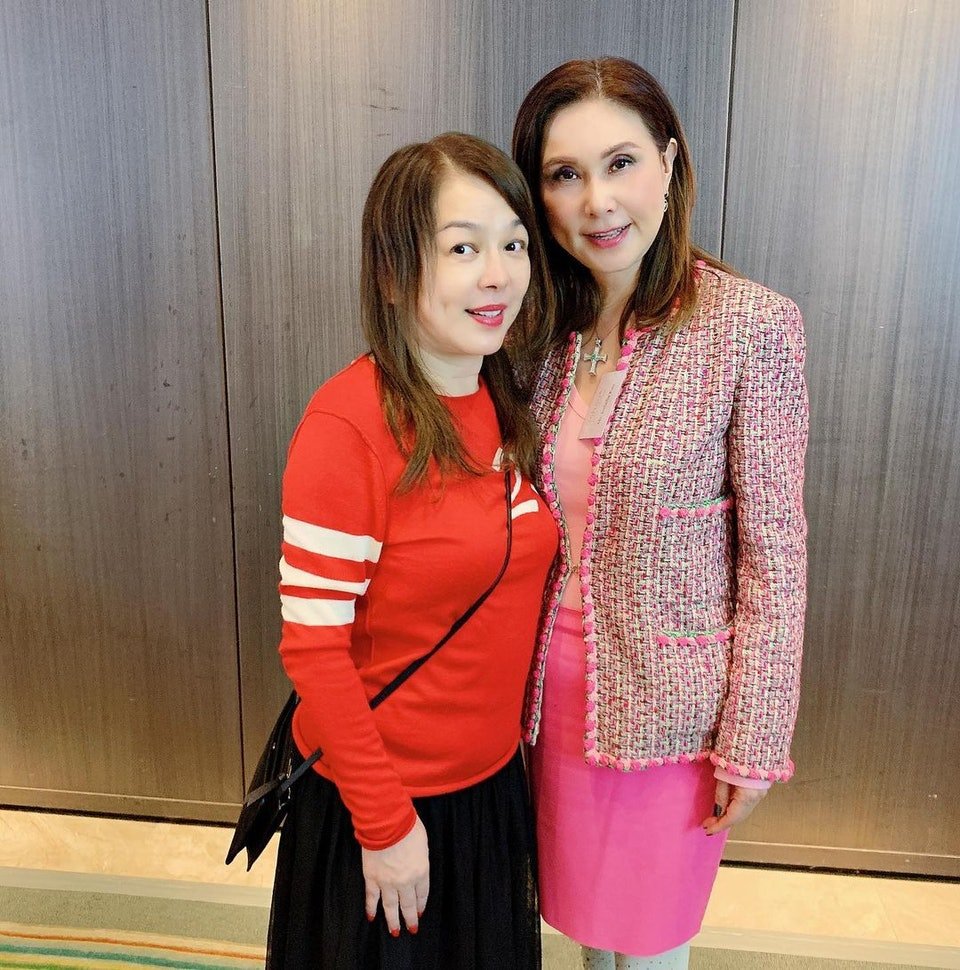 陳加玲與港姐寇鴻萍合照