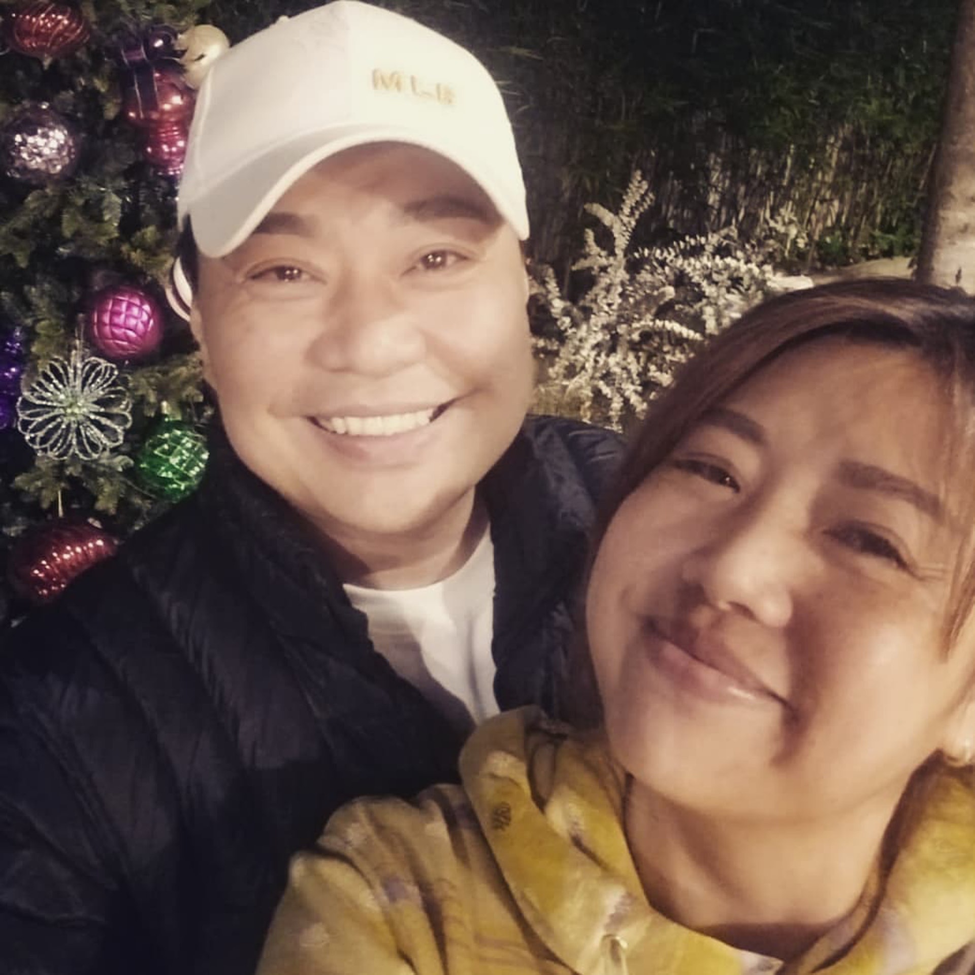 梅小惠在社交平台上載他們的親密合照，並寫道：是彼此的陽光。