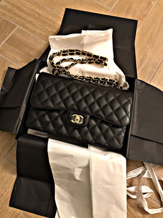 如今凡是提到Chanel,大家馬上會聯想到CC Logo的經典Classic Flap