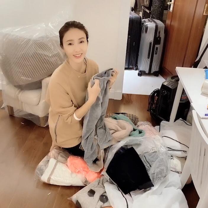 將不再穿的衣服從衣櫃斷離出來。