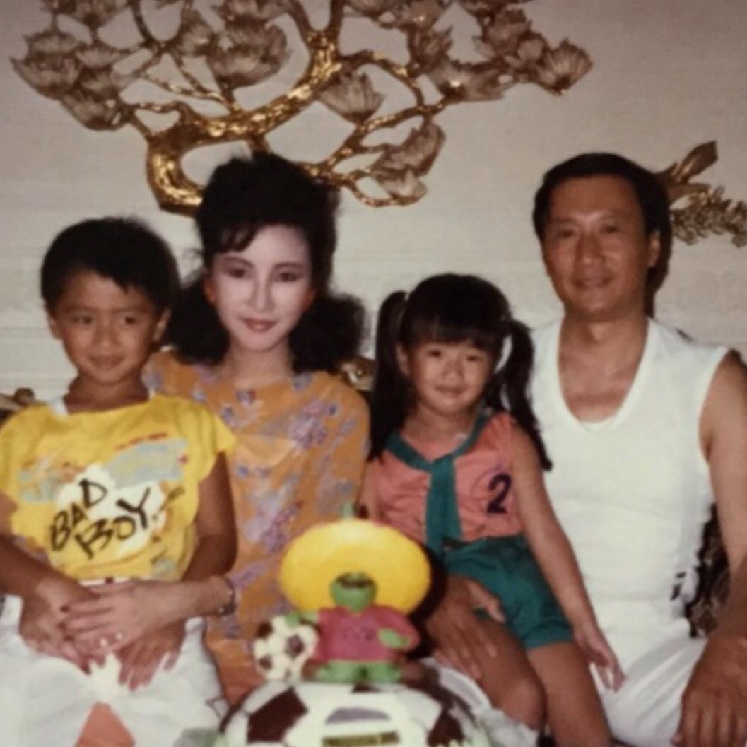 謝霆鋒、謝賢、狄波拉及謝婷婷童年照。