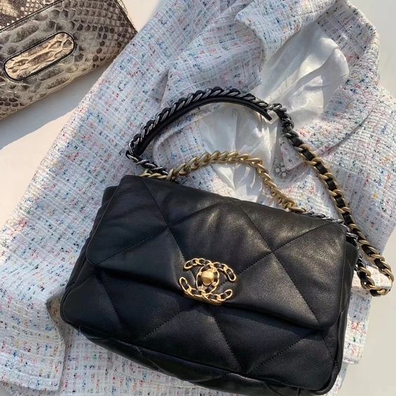 Chanel 19 是Karl Lagerfeld生前設計的最後一款手袋