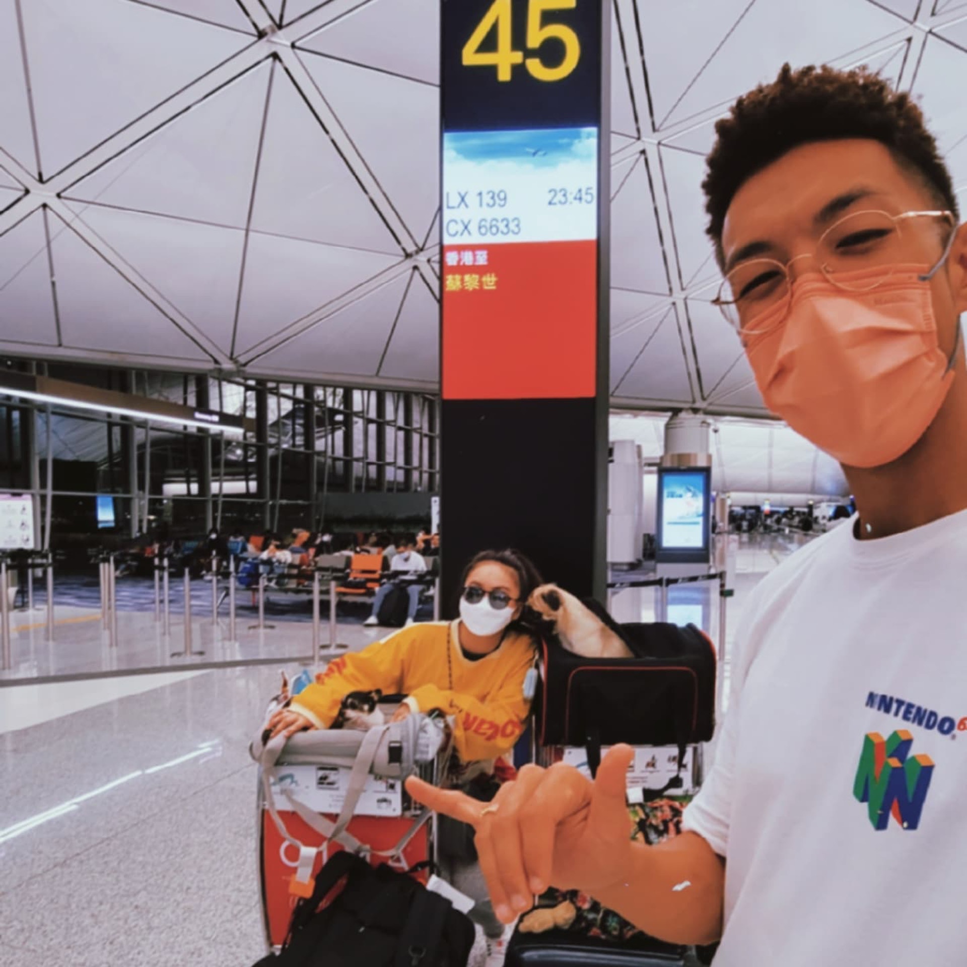 林師傑同太太歐陽巧瑩移居英國前，在香港機場留影。