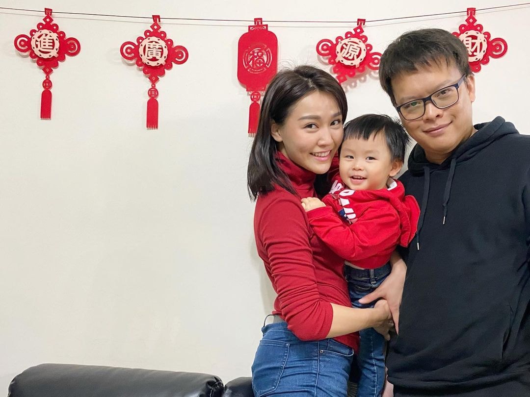 《東張西望》黃穎君一家三口合照。