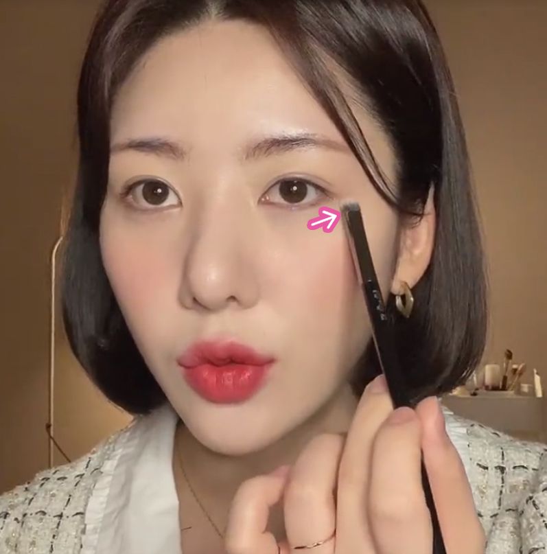 再從眼頭往後至中間位置,在畫至眼尾。