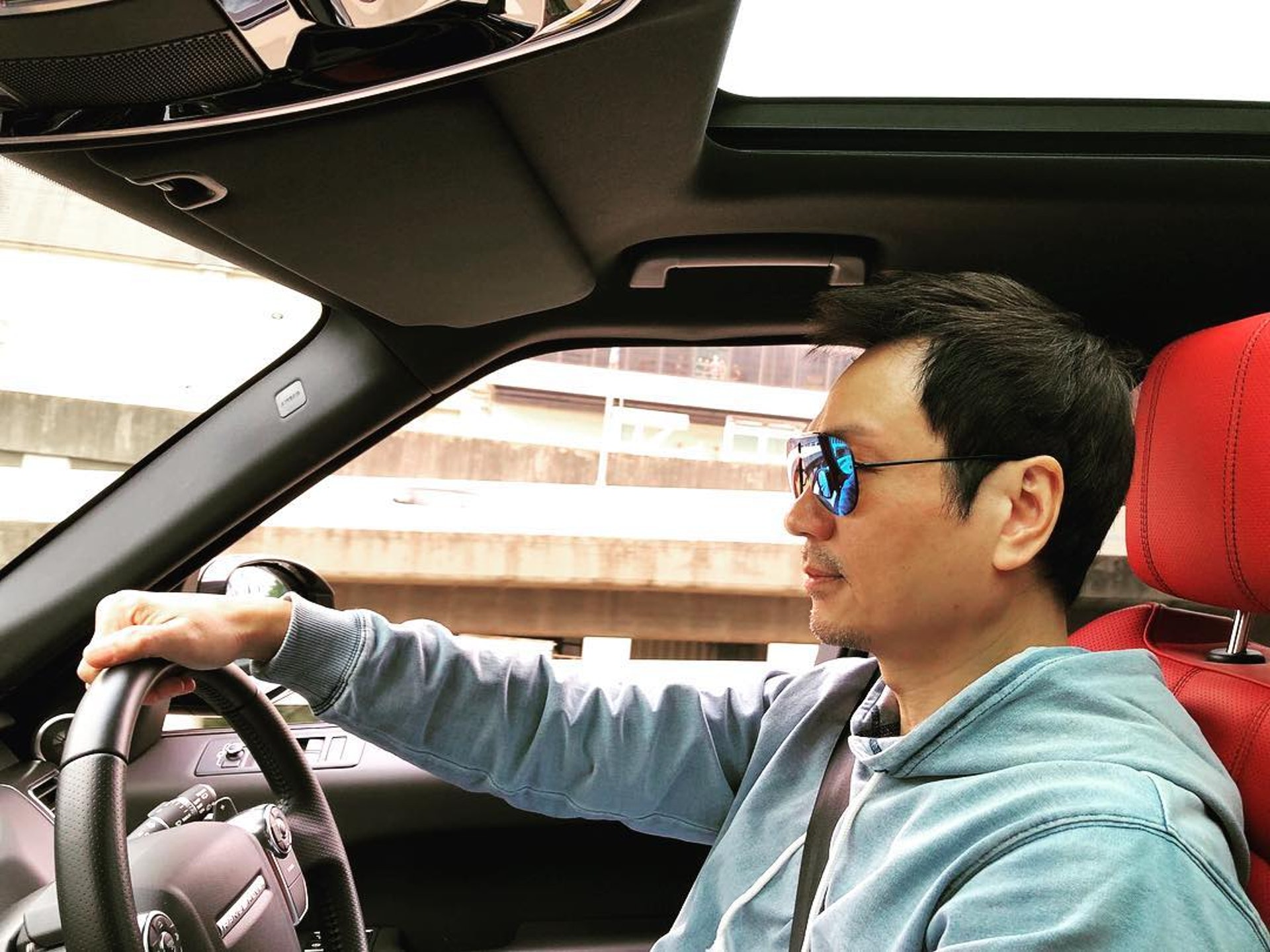 黎耀祥駕積架跑車落街買餸。