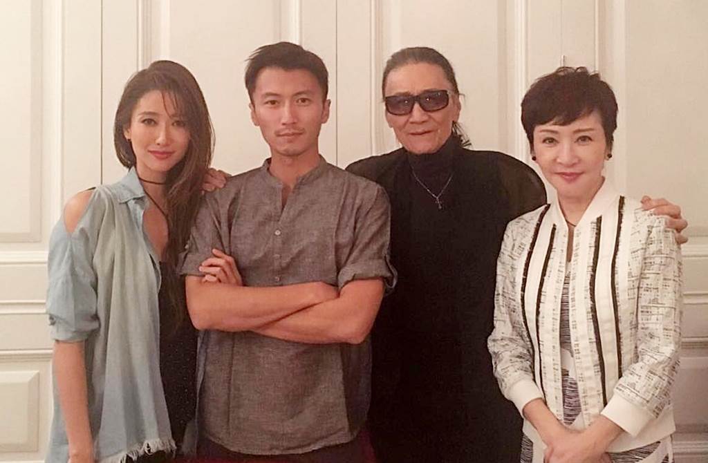 謝霆鋒、謝賢、狄波拉及謝婷婷合照。