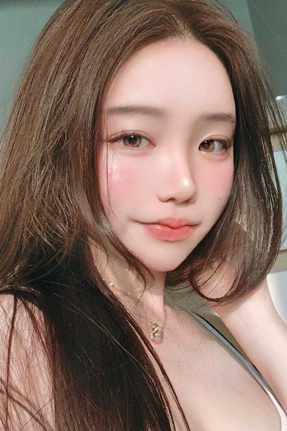 日本女生佩戴有色隱形眼鏡以讓雙眼變得更有神。