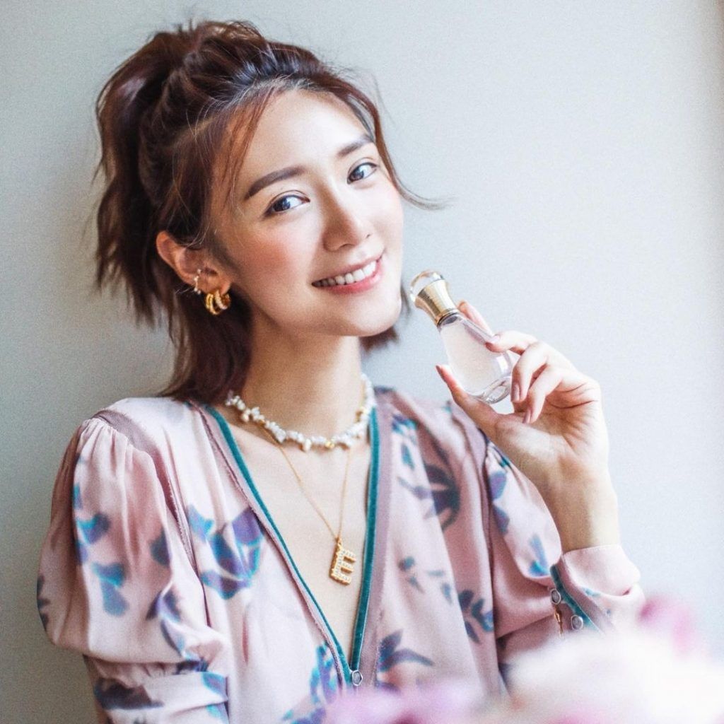戴上CHLOÉ字母頸鏈之後絕對能散發出迷人的氣質。