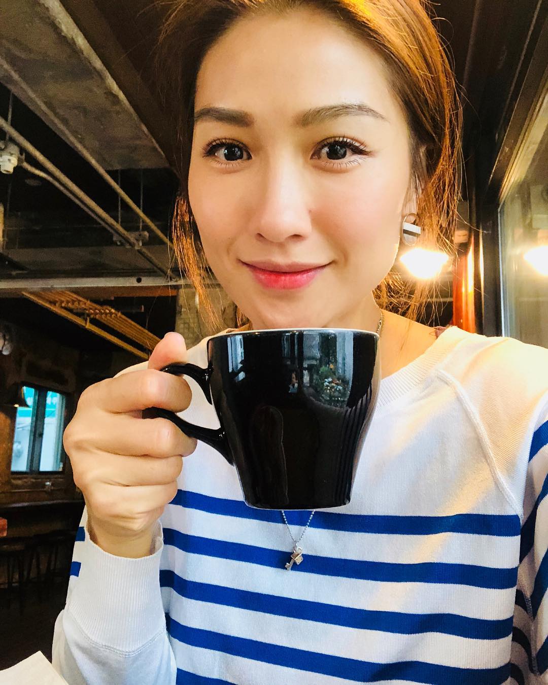 佘偉生曾與袁彩雲、王敏慧傳出三角戀