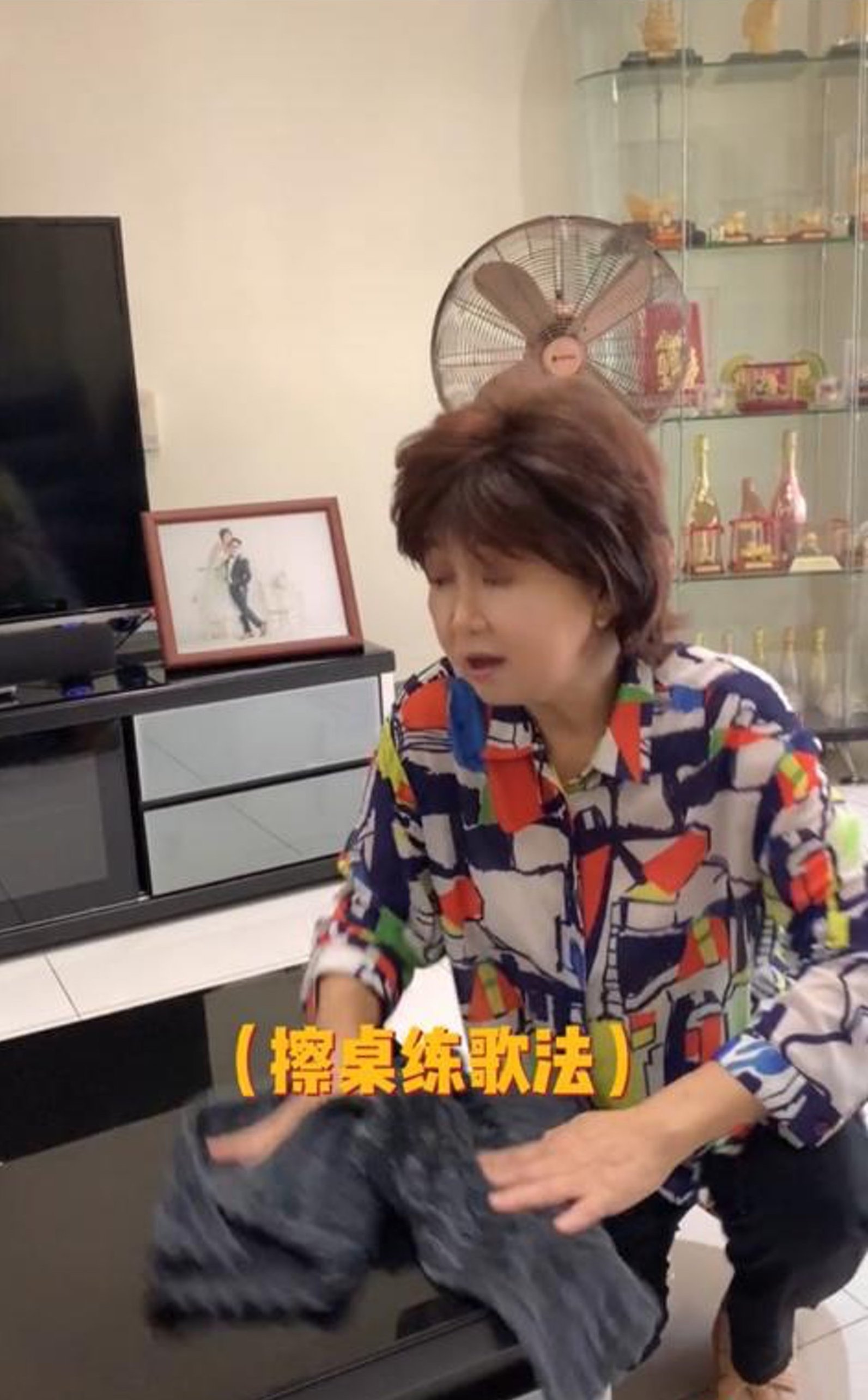 客廳旁邊還擺了一個大櫃，裡面擺滿閃亮亮的金器