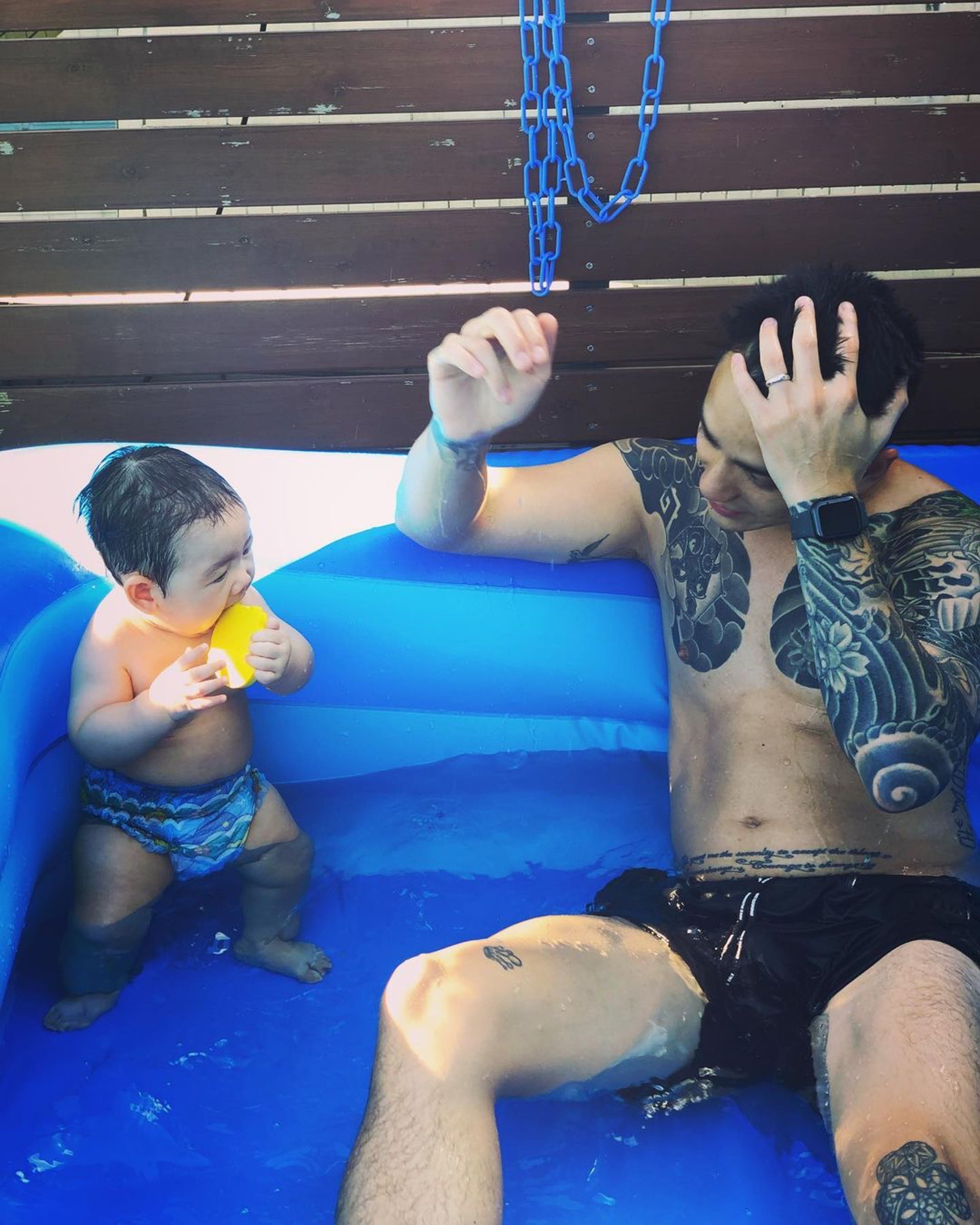 一家三口嬉水。