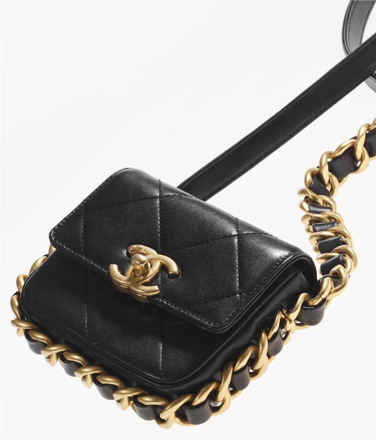 CHANEL迷你垂蓋金鏈邊框手袋加入了CHANEL 19大菱格紋的元素。
