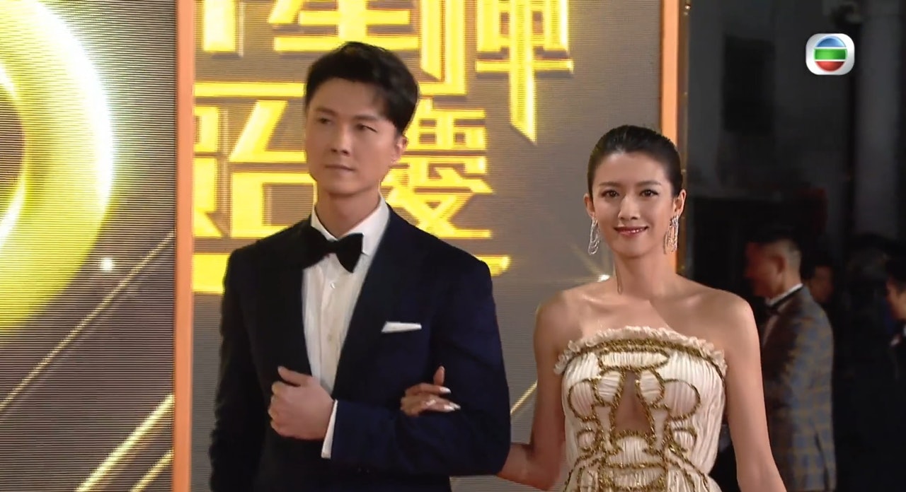 王浩信在《萬千星輝賀台慶2021》被安排與銀幕好拍檔兼傳緋聞的蔡思貝一同行紅地毯入場,不過王浩信當時木無表情。