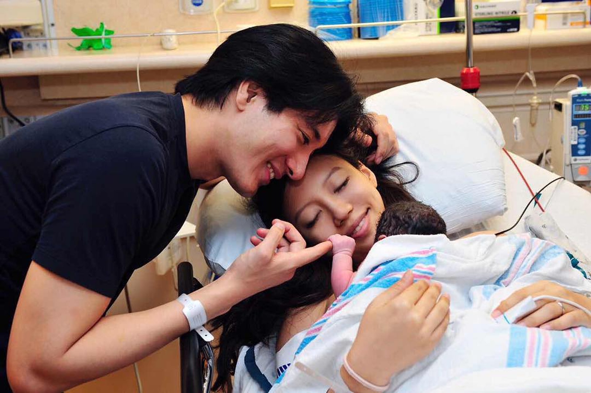 李靚蕾反駁藉大肚逼婚。