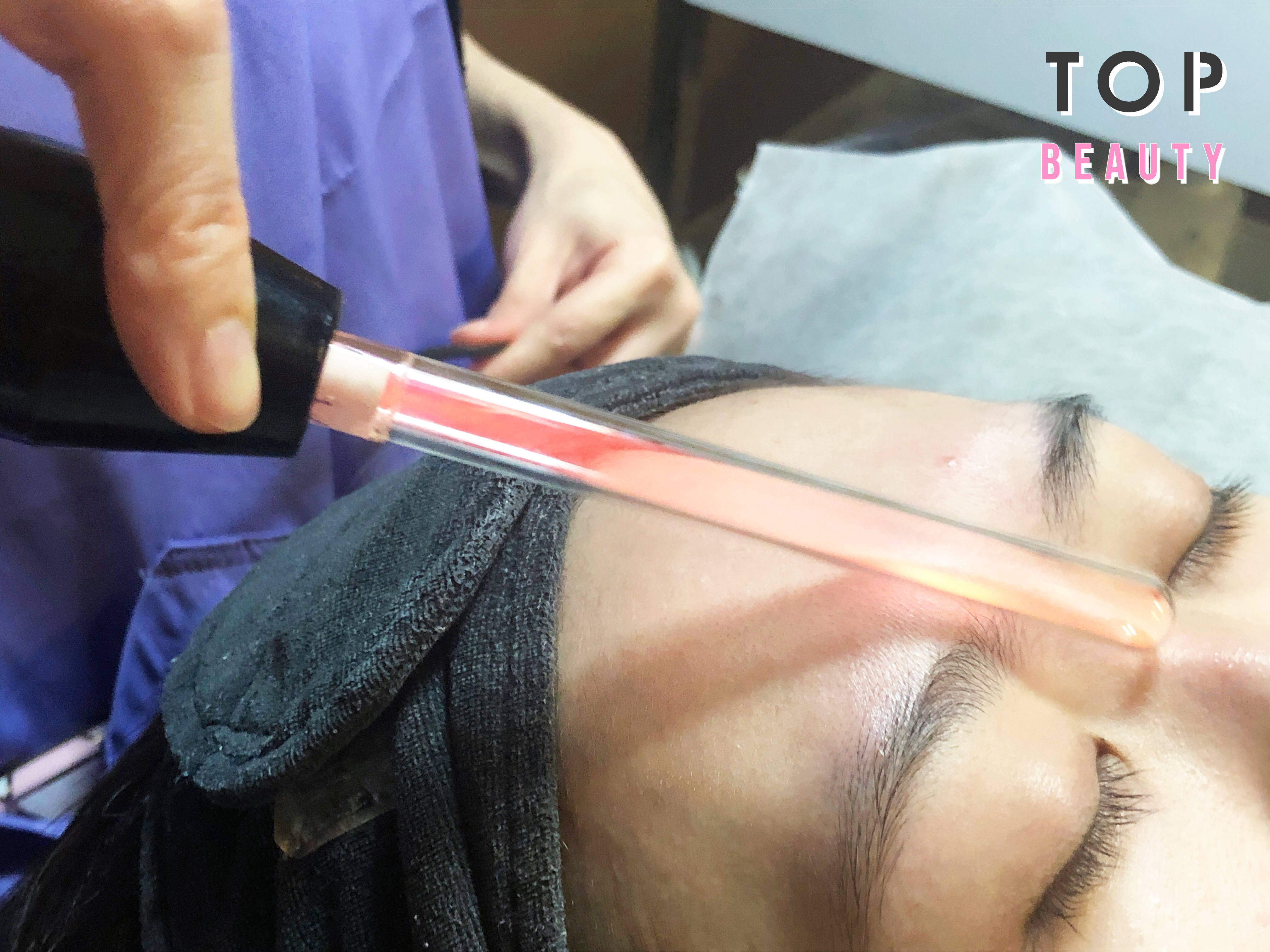 Evie Beauté的美容師細心地在針清的位置上進行消炎