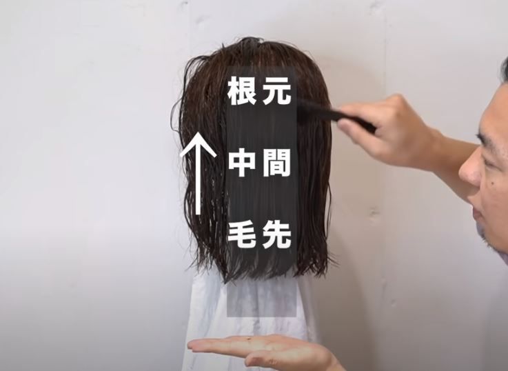 洗頭後,先用組齒的梳,由髮尾,到中間、再到髮根的順序梳順。