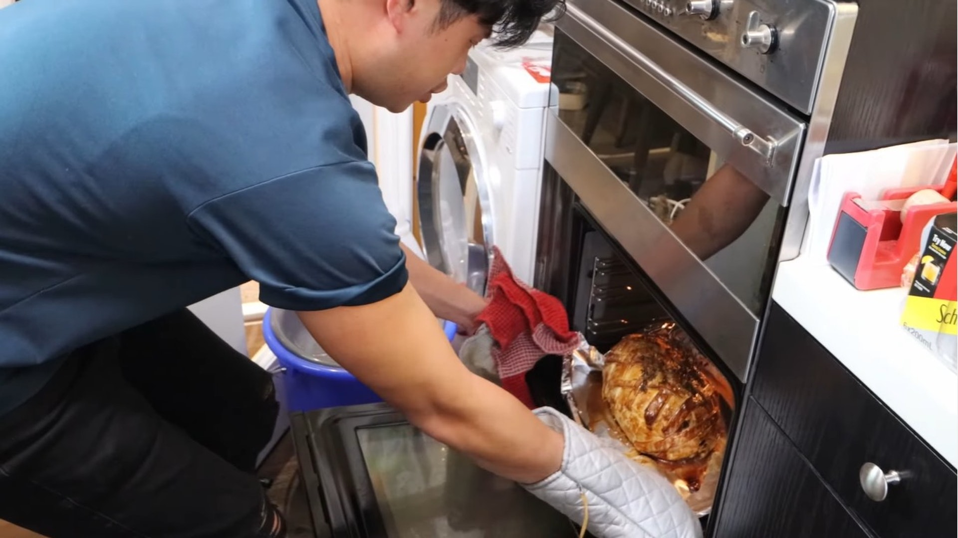 有一排入牆式焗爐，同時焗幾樣嘢都不是問題。