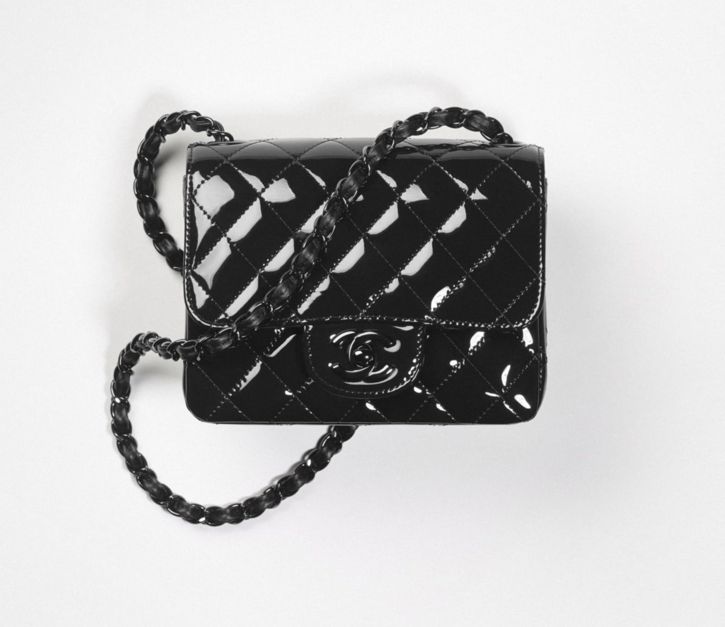 CHANEL迷你垂蓋漆面小牛皮手袋 HKD $34,300