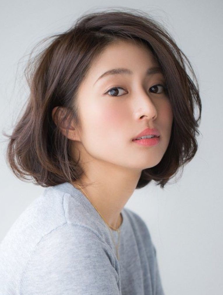 以旁分瀏海配上微捲的短髮,予人感覺幹練又不失女人味。