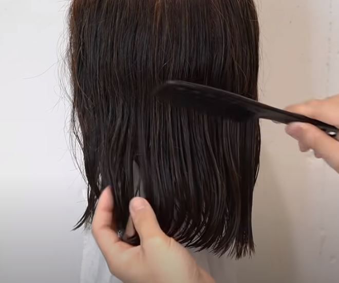 用梳子把中段至髮尾位置的頭髮梳開。