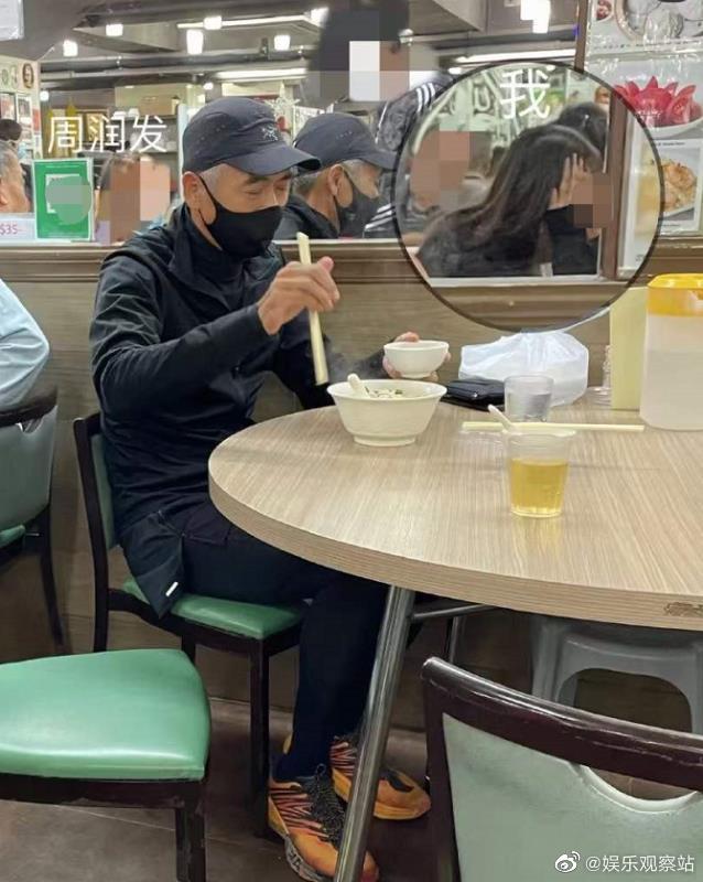 日前有網民野生捕獲發哥到茶餐廳用餐