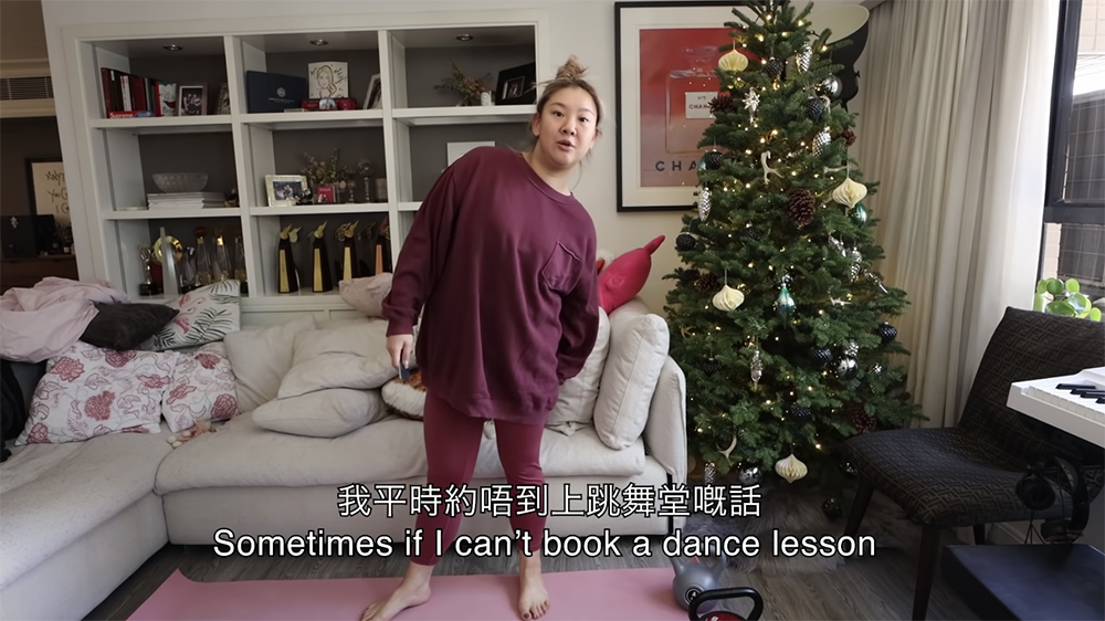 客廳可以容納比欣宜還要高的聖誕樹，仍有空間讓她在客廳練舞。