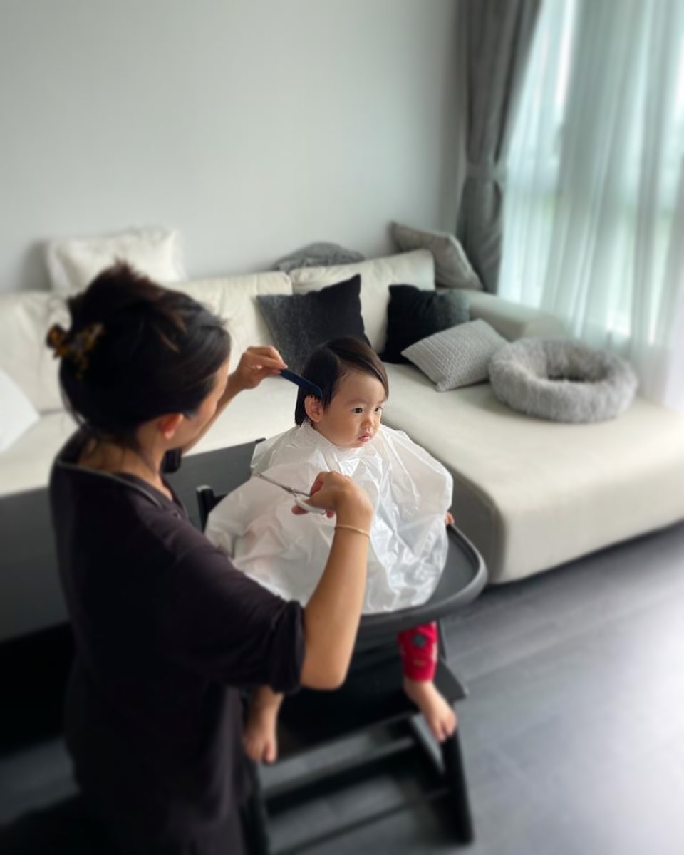 梁靖琪住千呎豪宅,客廳相當闊落。