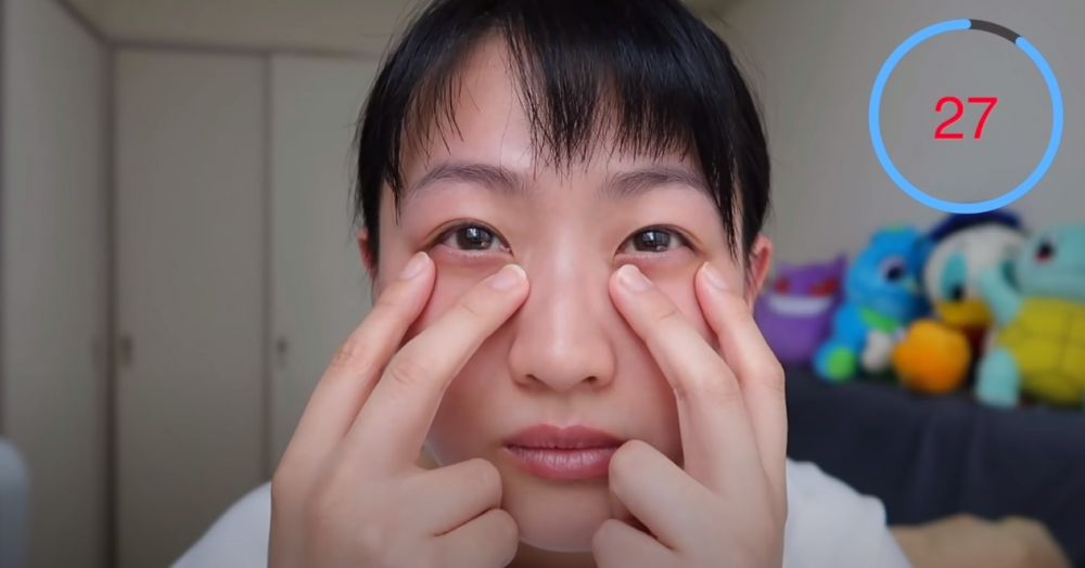 強化眼輪筋。盡量不要動眉毛,先用兩隻手指扶著眼底。