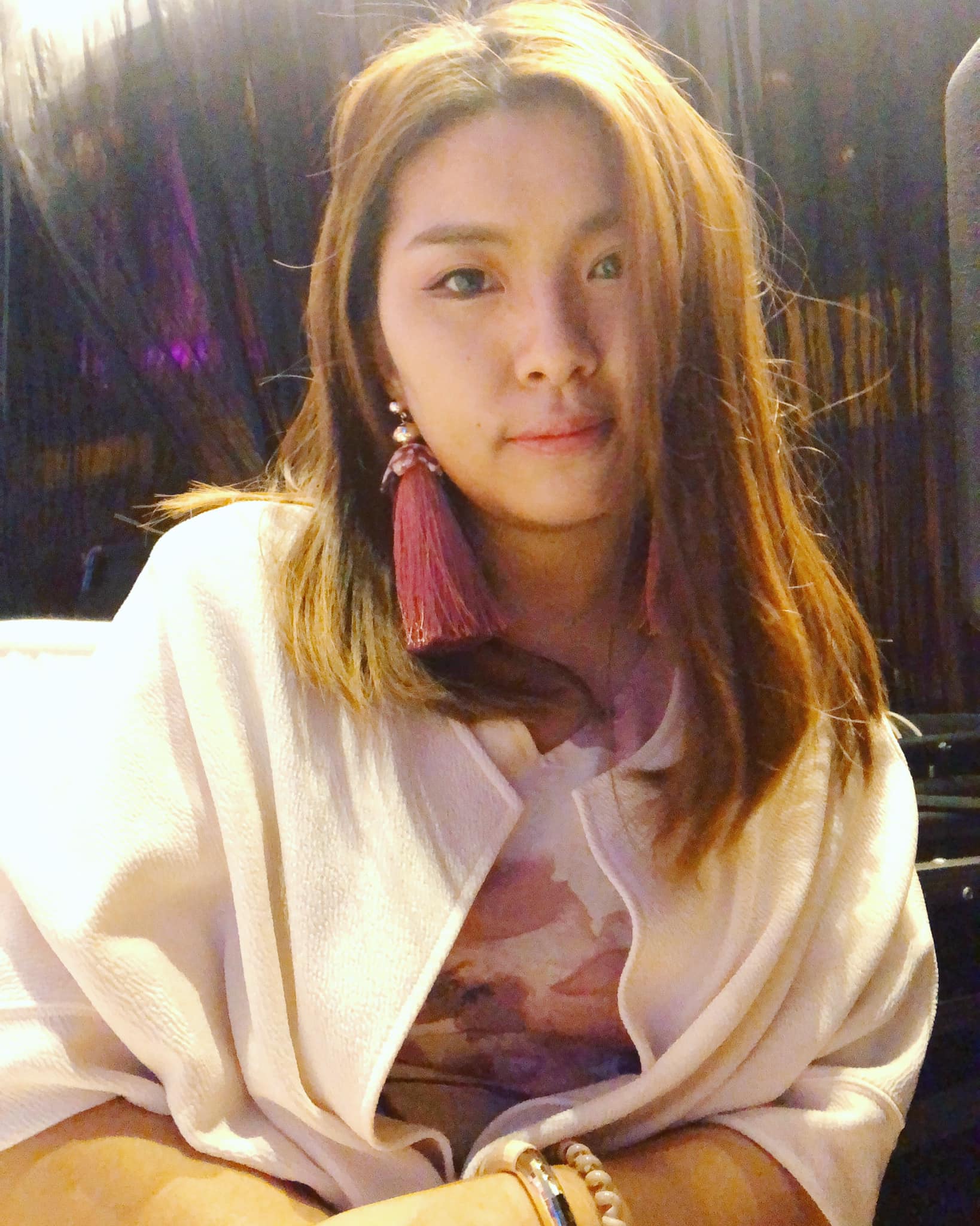 原來這位小師妹,是昔日與王力宏同屬SONY唱片公司的張綺倫。