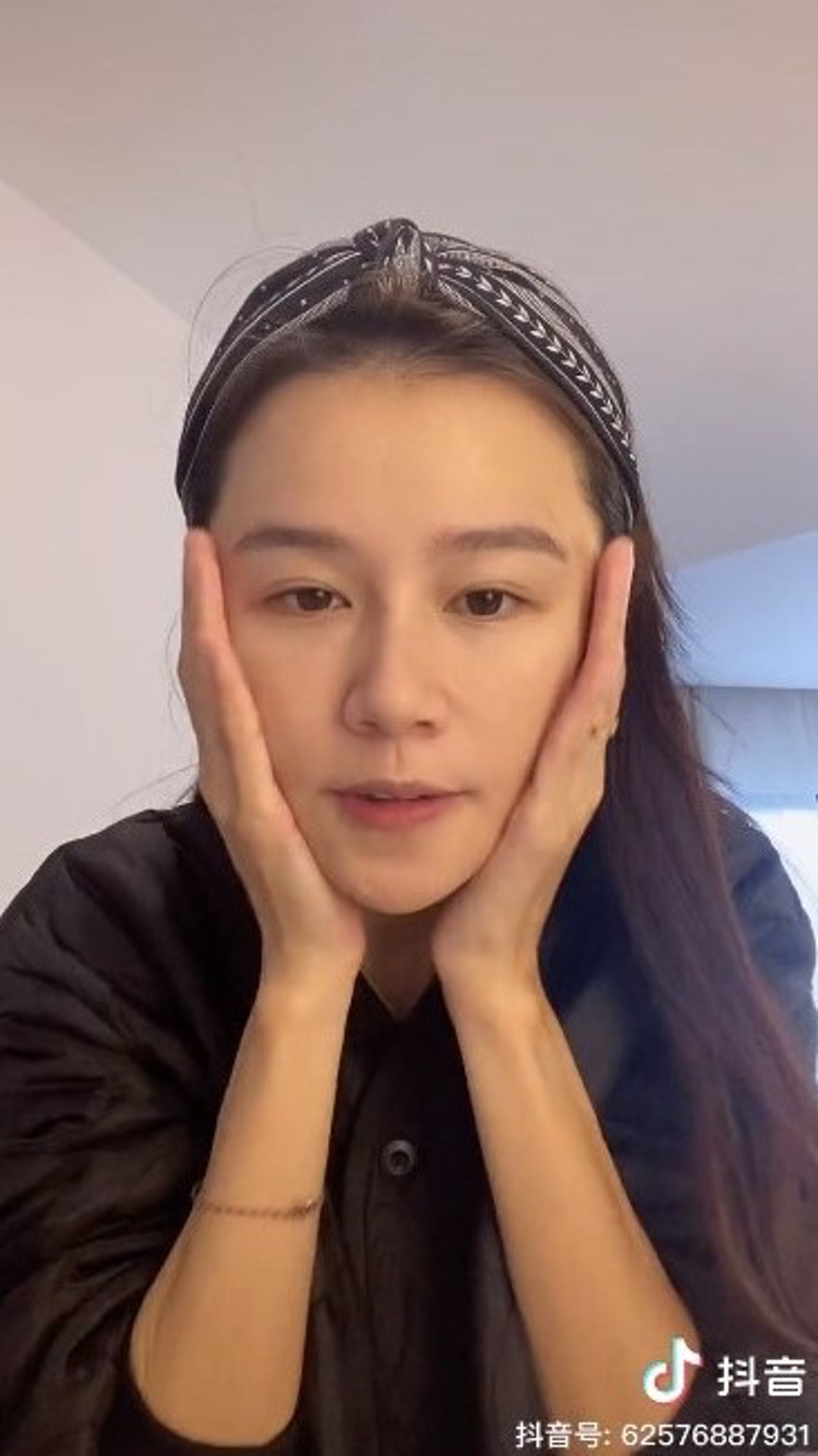 黃翠如素顏示人，皮膚狀態依然良好。