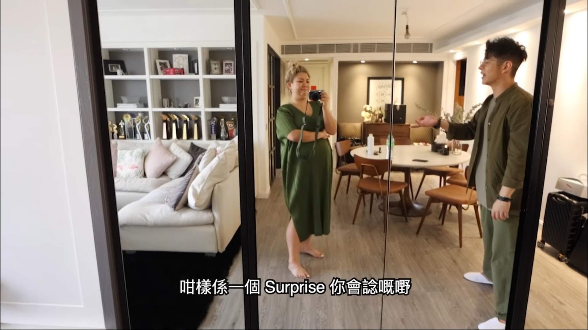 客廳擺放了巨大「L型」梳化，仍有很大空間。