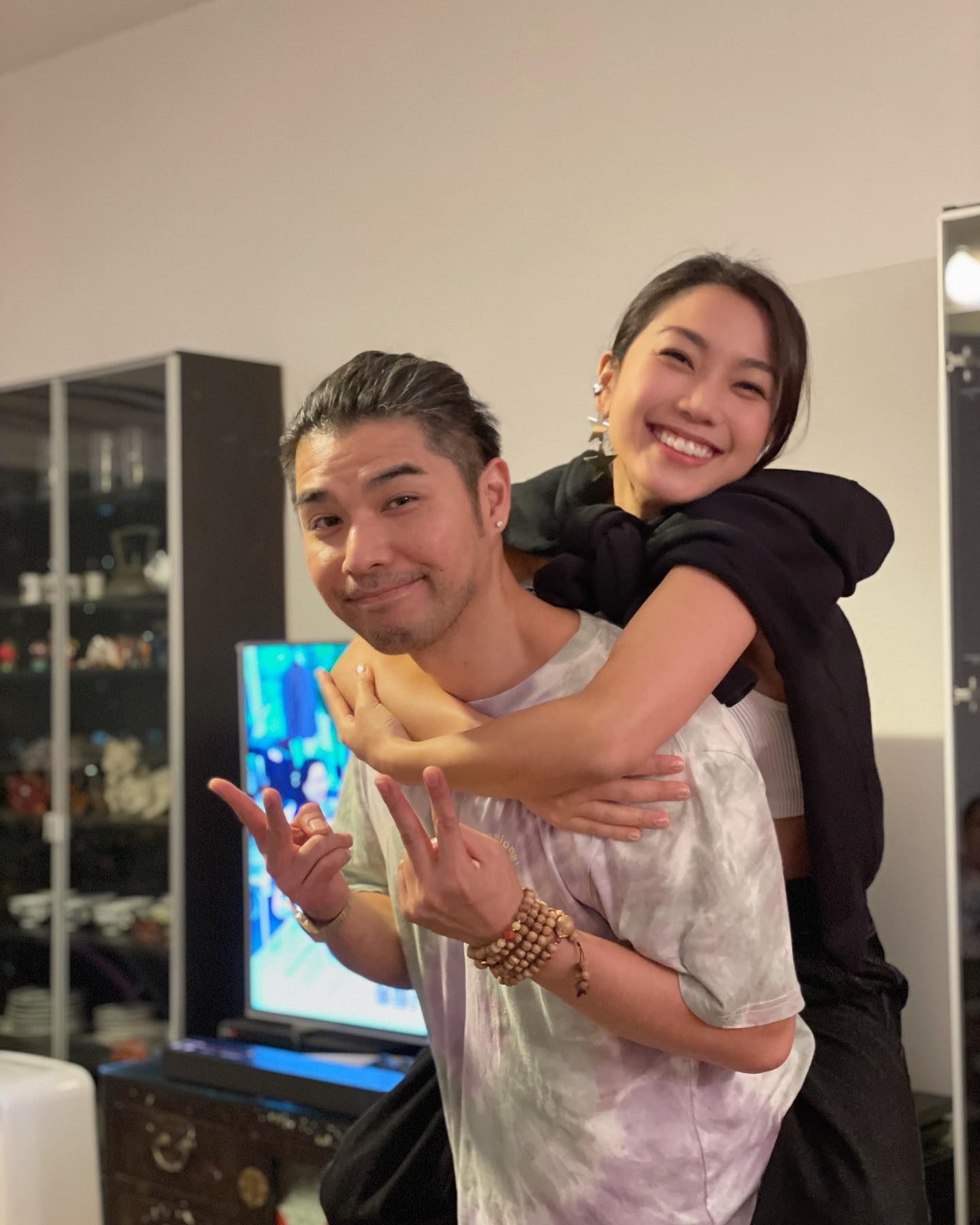 姜麗文初出道時與胞兄姜文杰一齊自資組成獨立音樂組合Benji and Lesley。