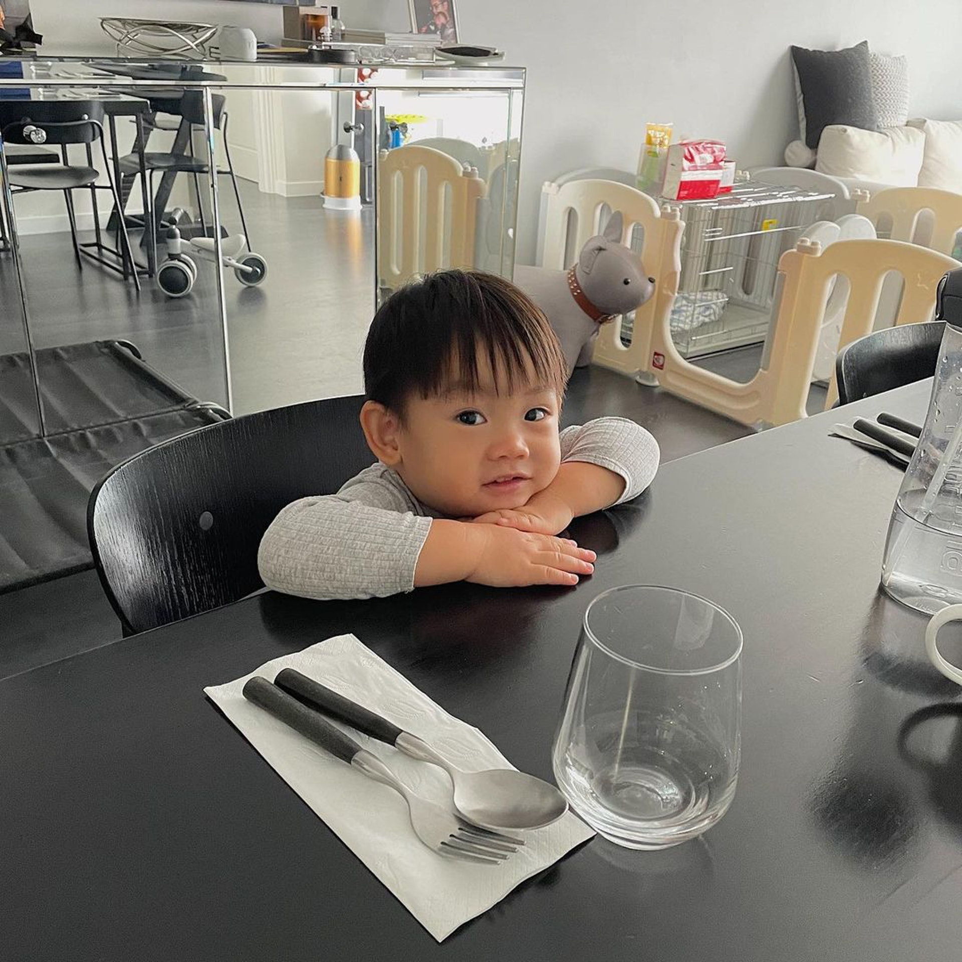 可見客廳相當闊落。