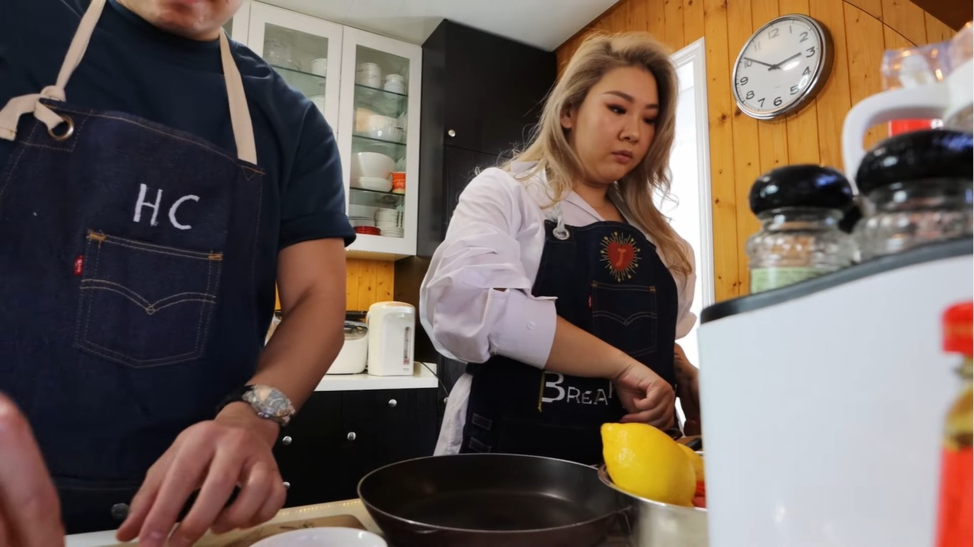 廚房採用木作為牆身。