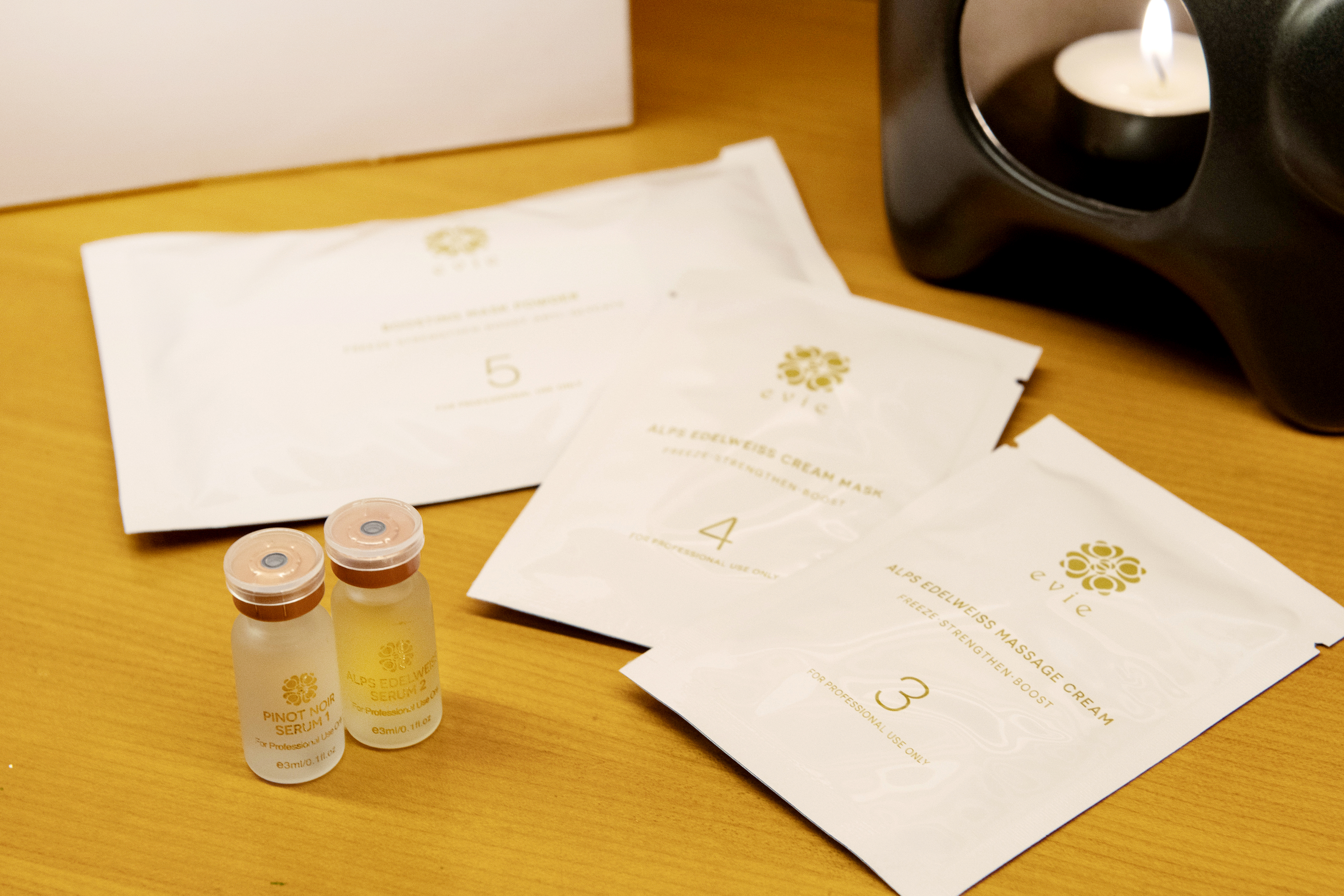 Evie Beauté的雪絨花凍齡嫩肌雙抗護理組合進行療程時才會開封。