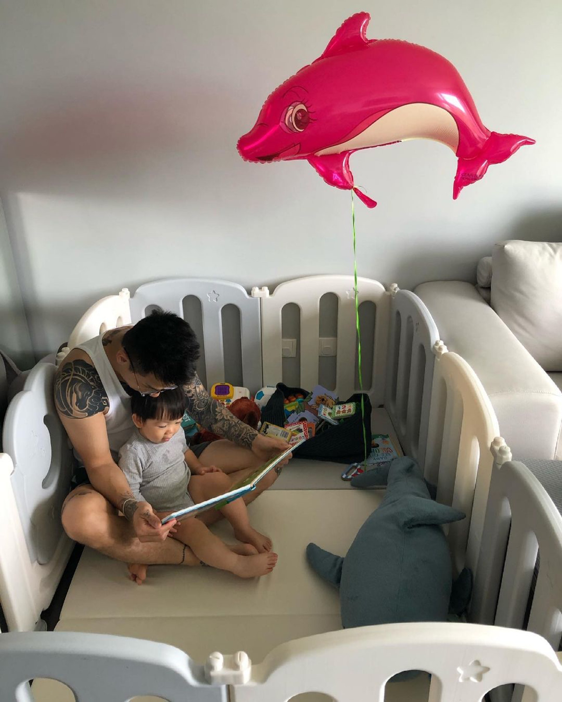 客廳中央設為囝囝Roman的玩樂區,放有軟墊及圍欄。