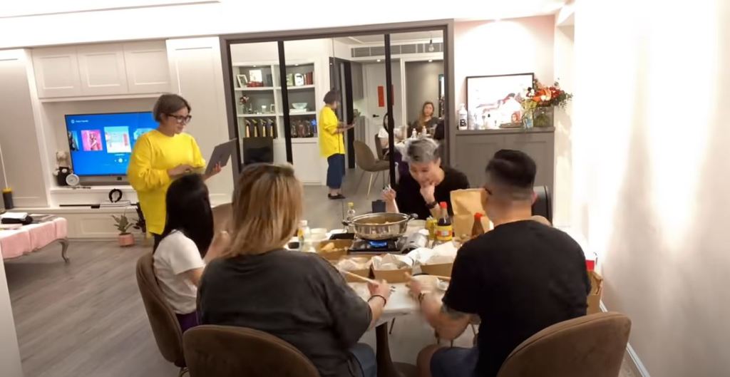 飯廳更擺有一張白色圓形7人飯桌，對著大鏡令整間屋空間感十足。