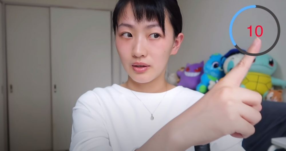 鍛煉眼球直肌。眼球隨著手指方向,左右移動訓練眼球直肌。