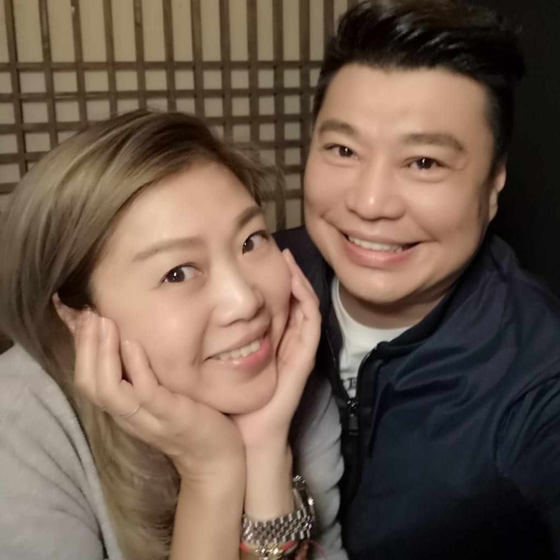 阮兆祥為了陪伴梅小惠走出失戀的傷痛而搬到她家隔籬居住。