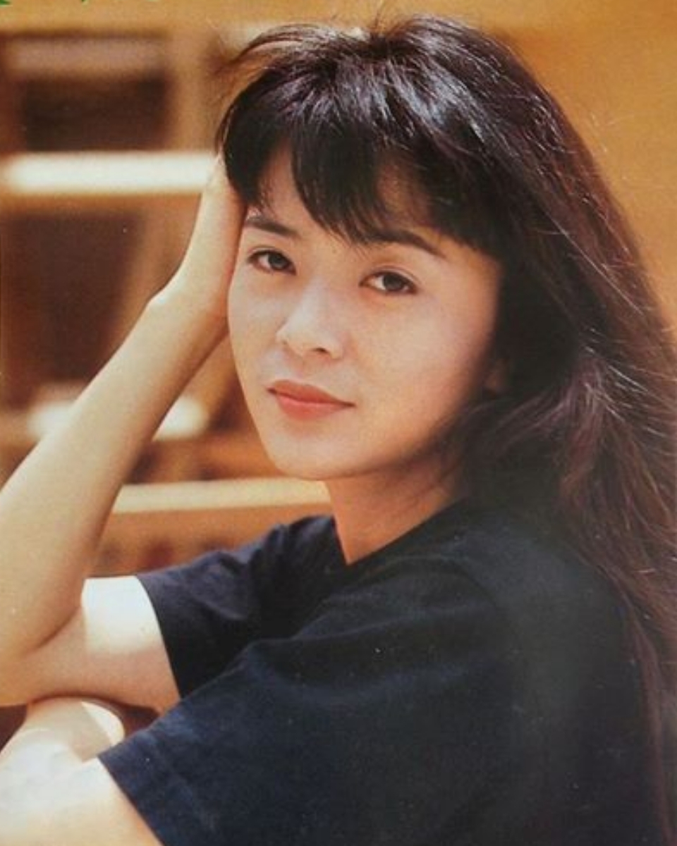 飽受情傷的陳玉蓮在沈殿霞的介紹下認識了在美國經營賭場的大亨陳超武