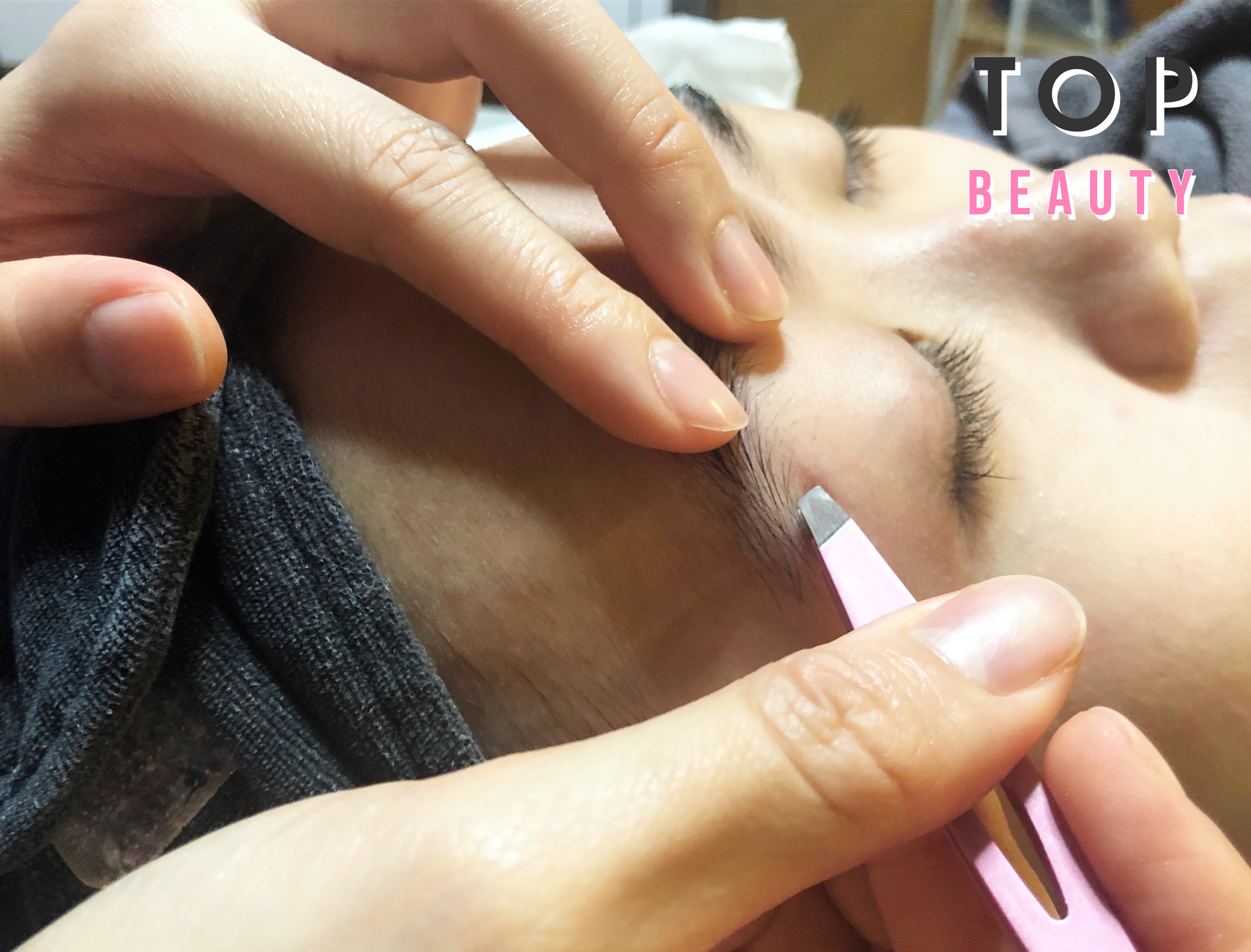 Evie Beauté的美容師為美編修眉雜。