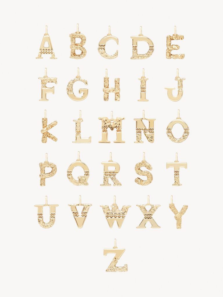 CHLOÉ字母頸鏈系列有A至Z。