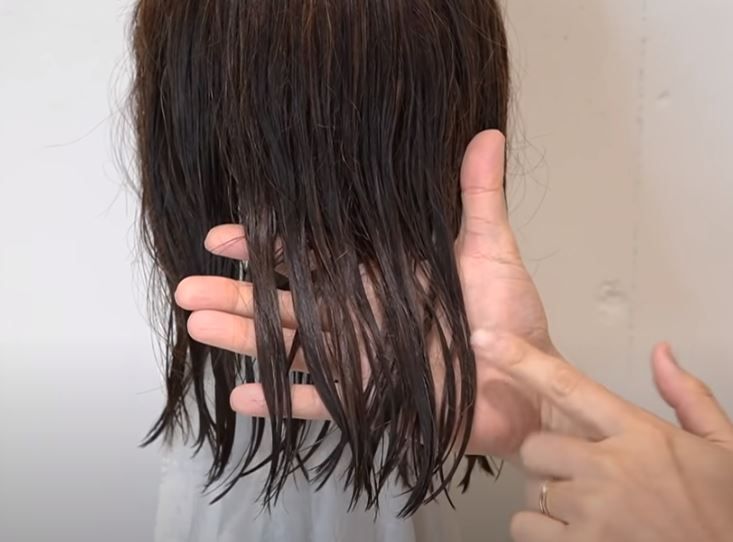 頭髮的毛束感較強,黏在一起很難吹乾。