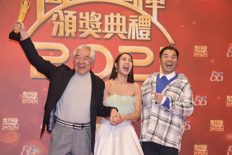 父親秦沛與哥哥姜文杰拍手歡呼，為姜麗文感到騎傲